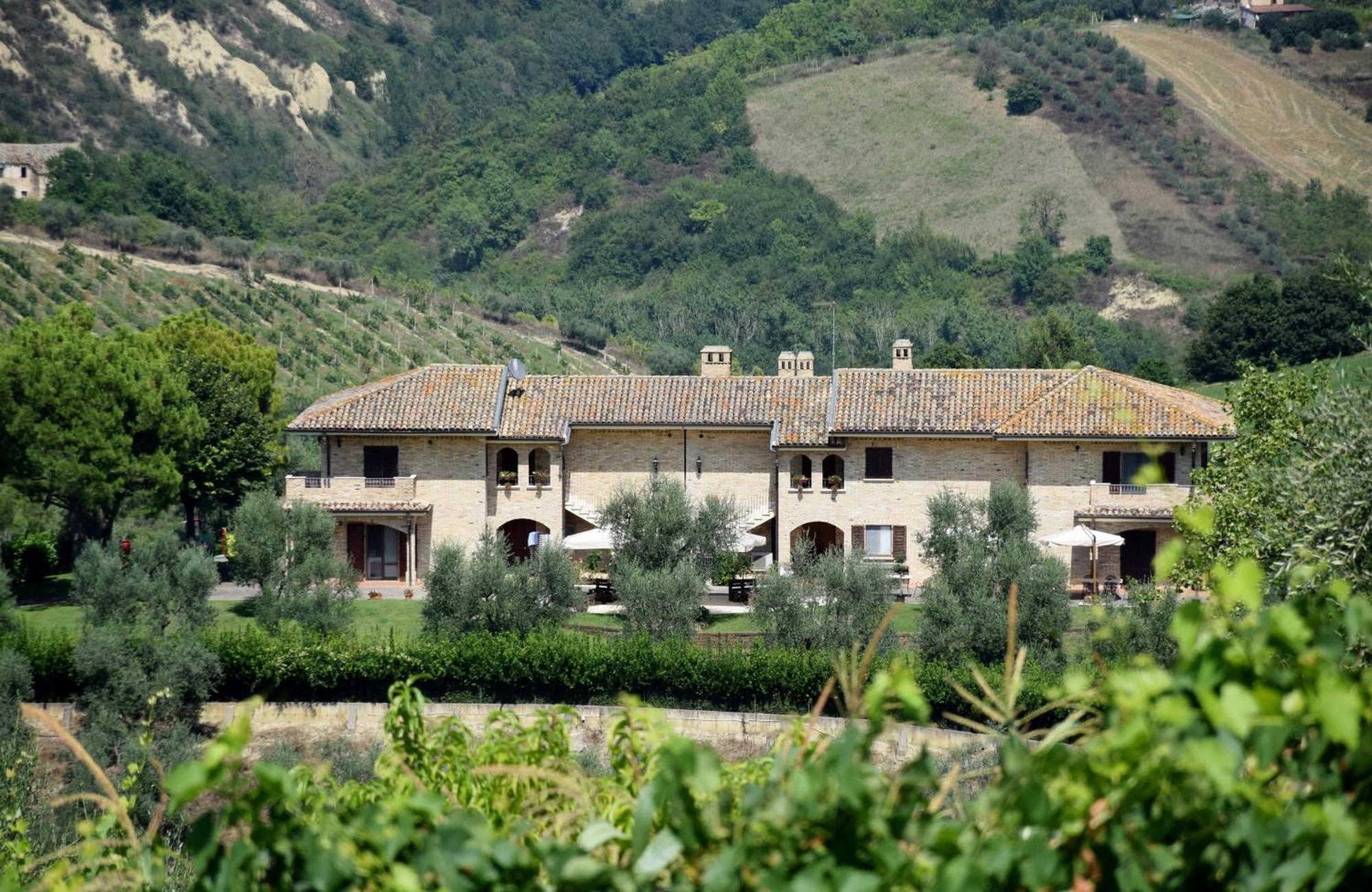 Agriturismo Il Crinale Castorano  Exteriör bild